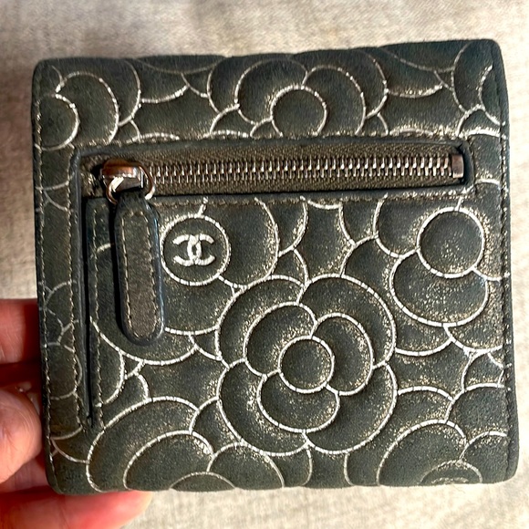 Chanel Camelia gold dusted compact trifold wallet with front snap closure w COA! - Picture 4 of 11